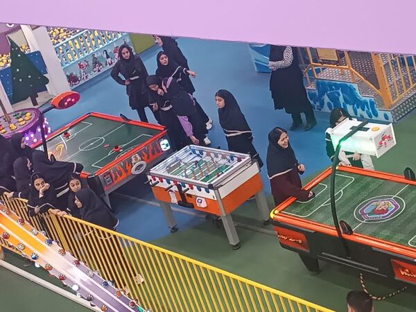 اردوی تفریحی دانش‌آموزان دبیرستان شاهد افشار در شهربازی خلیج فارس