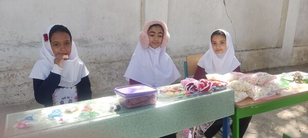 صبحانه نمادین دانش‌آموزان دبستان مولوی فین