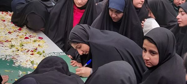 میزبانی دانش‌آموزان دختر شهرستان تفت از شهید گمنام