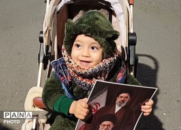 حضور کودکان غیور دهه نودی در راهپیمایی هر شب