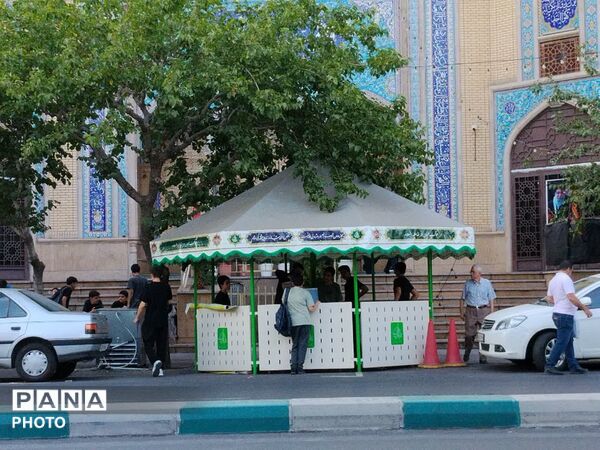ایستگاه صلواتی دهه اول ماه صفر در مقابل فاطمیه تهران به همت نوجوانان آرمانی برپا شد