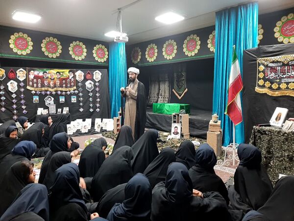 روایتگری مادر شهید مدافع امنیت «حسن مختارزاده» در جمع دانش‌آموزان