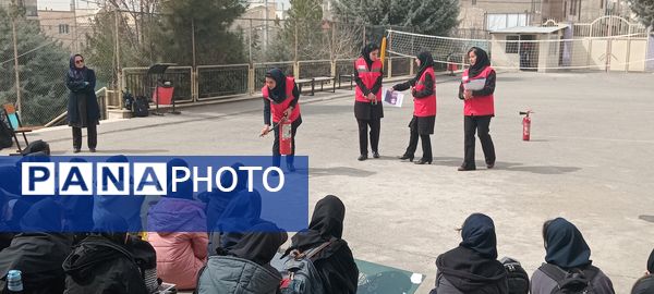 کارگاه آموزشی آشنایی با اصول ایمنی و اطفاء حریق در هنرستان آفرینش پردیس 