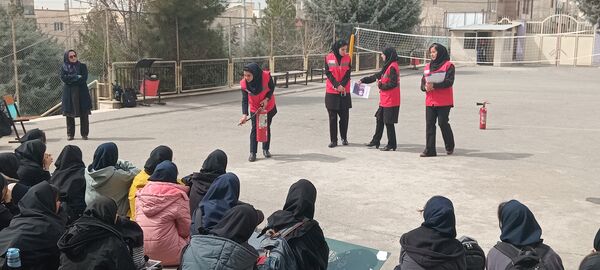 کارگاه آموزشی آشنایی با اصول ایمنی و اطفاء حریق در هنرستان آفرینش پردیس 