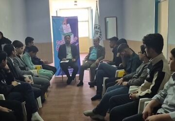 نشست صمیمانه منتخبین شورای دانش‌آموزی پسران استان فارس با رئیس دبیرخانه مجلس دانش‌آموزی کشور