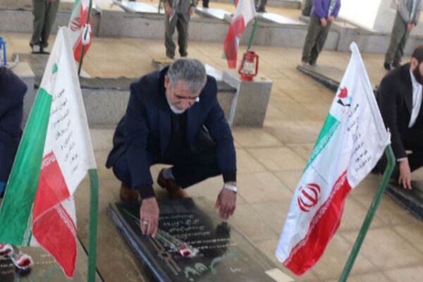 مدرسه باقرالعلوم (ع) فیروزکوه میزبان مراسم پرشور گلباران مزار شهدا با حضور مسئولان شد