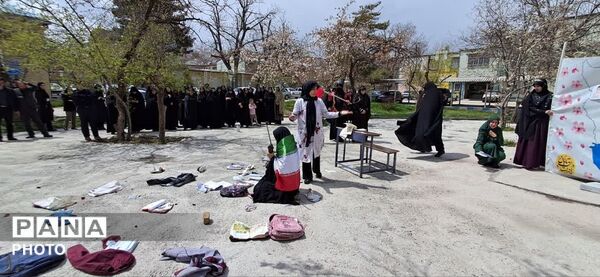 نمایش دانش‌آموزان دختر در سوگ شهدای میناب
