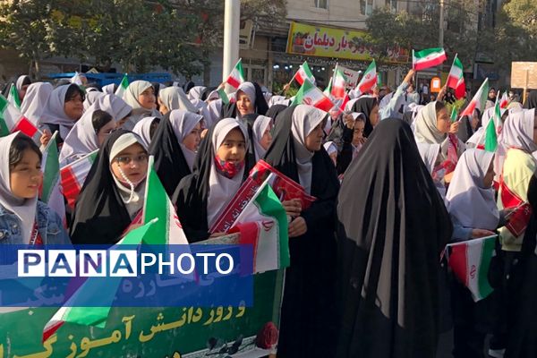 اجتماع عظیم دانش آموزان ناحیه دو شهرری به مناسبت یوم الله ۱۳ آبان در میدان نماز