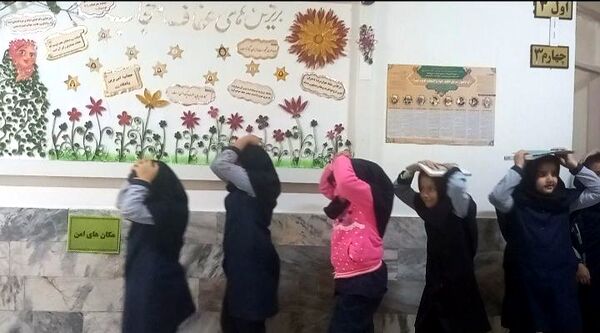 برگزاری بیست و ششمین مانور زلزله در دبستان شهدای فرهنگی