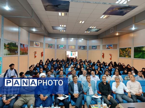 کارگاه آموزشی نحوه ارتباط موثر و درک نیازهای دانش‌آموزان در بهاباد 