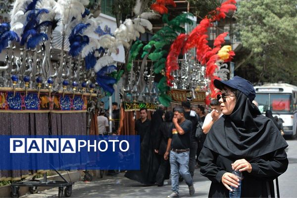 پرچم‌های عزا بر فراز حرم امام رضا(ع)