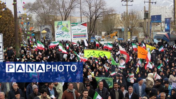 از نوجوان تا کهنسال؛ همه اقشار نورآباد در صف‌های متحد راهپیمایی ۲۲ بهمن