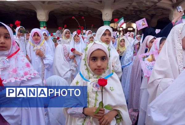 آیین تکلیف دختران دانش‌آموز قم در حرم حضرت معصومه(س)