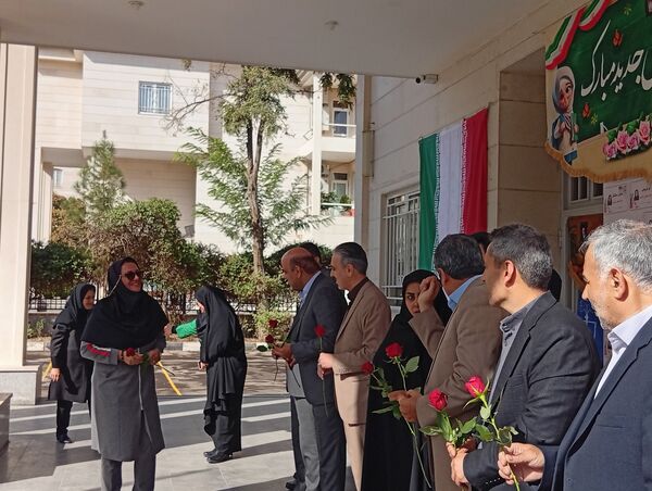مراسم باشکوه زنگ ایثار و مقاومت در دبیرستان مصلی نژاد حضرت ام البنین