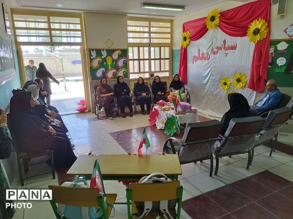 تجلیل از معلمان و اعضای انجمن اولیا و مربیان در مدرسه حضرت رقیه(س)