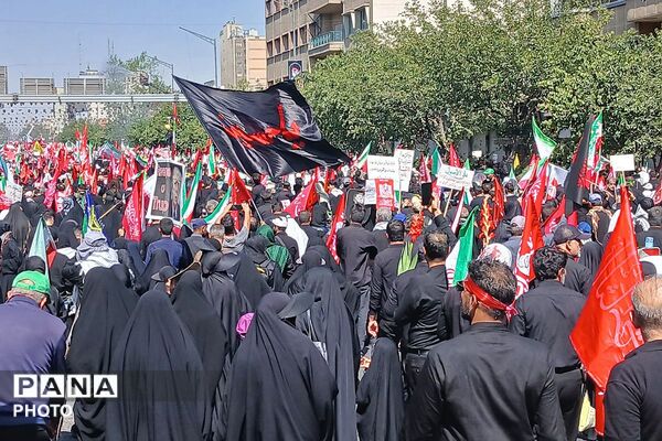 خروش ملت شکست‌ناپذیر در بدرقه رهبر شهید