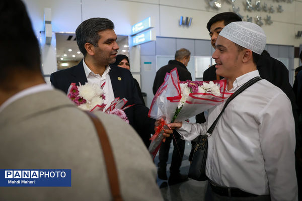 استقبال از کاروان عمره‌گذار دانش‌آموزی از سکوی پروازی تهران