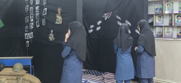 برگزاری نمایشگاه استکبارستیزی در دبیرستان نمونه حضرت معصومه(س) بافق