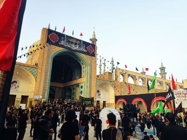 عزاداری زائران و مجاوران حرم مطهر اردهال در شب تاسوعای حسینی