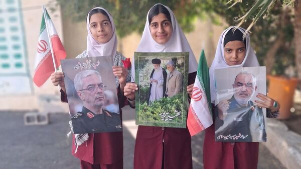 جشن باشکوه دهه فجر و پاسداشت پرچم جمهوری اسلامی در دبستان استقلال حاجی‌آباد