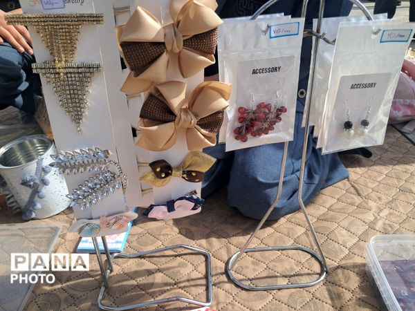 برپایی بازارچه دانش آموزی در دبیرستان شاهد هاجرشهرستان کاشمر