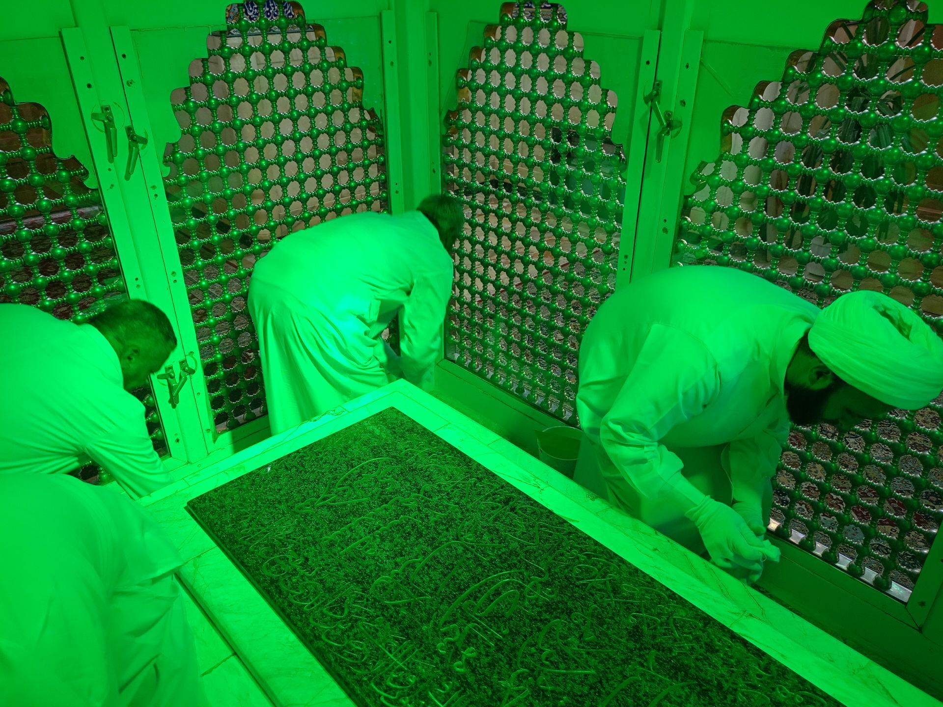 آیین غبارروبی ضریح مطهر امامزاده سید حمزه (ع)