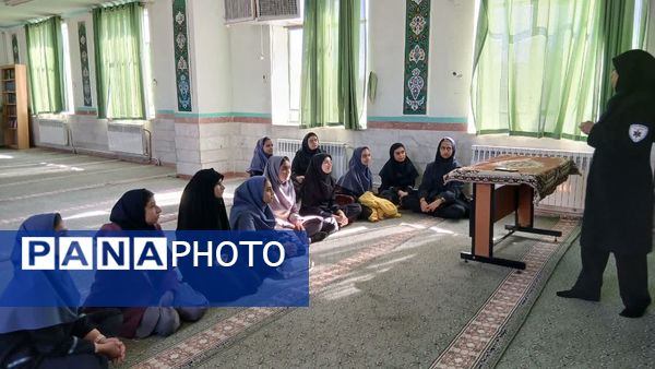 آموزش کمک‌های اولیه مانور زلزله به دانش‌آموزان دبیرستان شهید دهقان