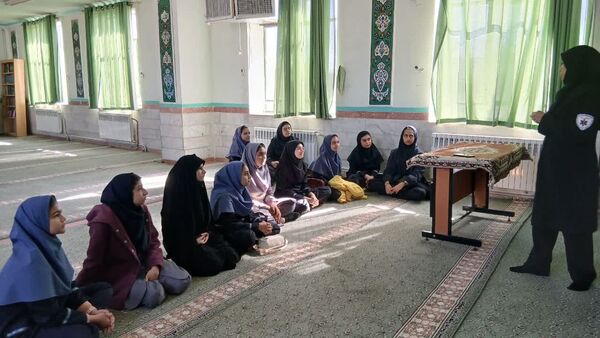 آموزش کمک‌های اولیه مانور زلزله به دانش‌آموزان دبیرستان شهید دهقان