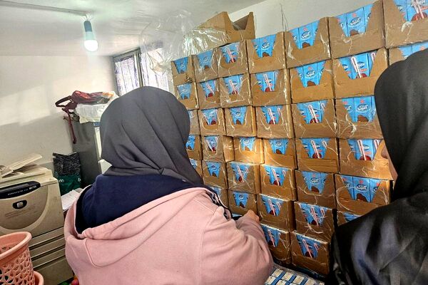 توزیع بسته‌های سلامتی در مدرسه ابتدایی هدی با مشارکت سفیران سلامت
