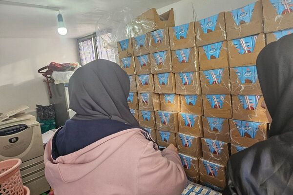 توزیع بسته‌های سلامتی در مدرسه ابتدایی هدی با مشارکت سفیران سلامت