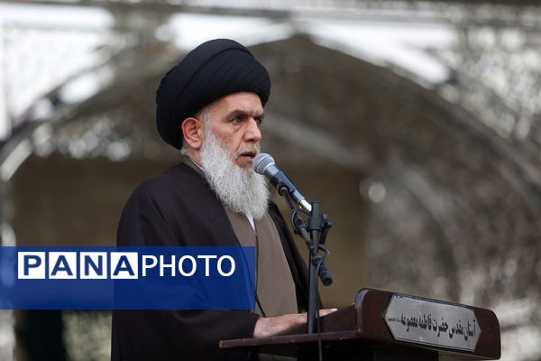 اهتزاز پرچم عزای سیدالشهدا(ع) بر فراز گنبد حرم حضرت معصومه(س)