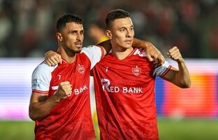 تازه واردها بدانند پیراهن پرسپولیس عشق است/پرسپولیس با برد مقابل استقلال، از قافله مدعیان قهرمانی عقب نماند