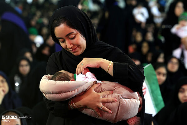 اجتماع بزرگ مادران و شیرخوارگان عاشورایی در مصلی امام خمینی(ره)