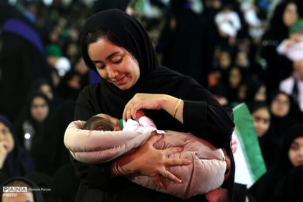 اجتماع بزرگ مادران و شیرخوارگان عاشورایی در مصلی امام خمینی(ره)