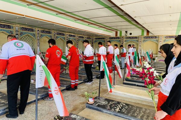 تجدید میثاق سرخ پوشان هلال احمر شهرستان سپیدان با شهدای گلگون کفن