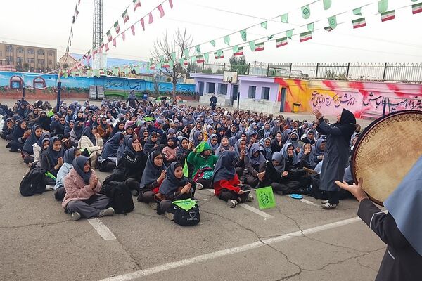 طنین شادی دانش آموزان در برپایی جشن به مناسبت سالروز ولادت امام زمان (عج)