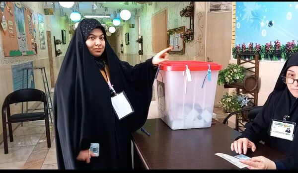 حضور ۵۲ دانش‌آموز رای اولی با عنوان همیار فرماندار در شعبه‌های اخذ رای شهرستان اسلامشهر 
