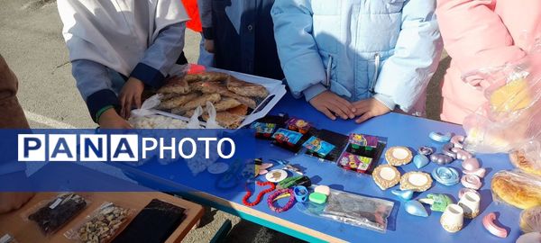 بازارچه دانش‌آموزی به‌مناسبت دهه فجر در مدرسه ربابه هاشمیان یزدی
