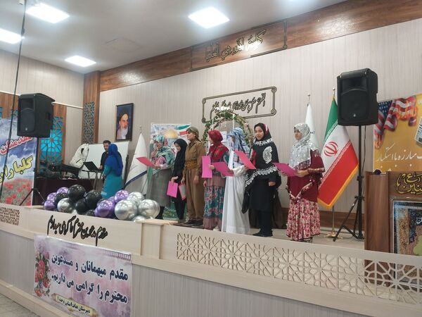 آیین نواختن زنگ ملی مبارزه با استکبار ستیزی در دبیرستان دخترانه متوسطه دوره اول توحید 