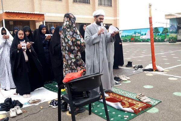  نماز باران در مدرسه جنت با حضور جمعی دانش‌آموزان