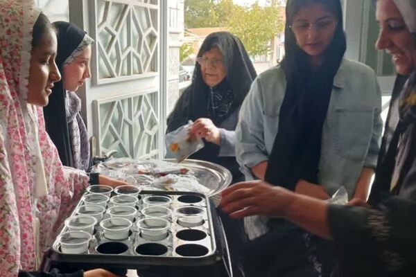 حضور با شکوه دانش‌آموزان و فرهنگیان در مراسم پر فیض نماز جمعه آباده در آستانه روز دانش‌آموز