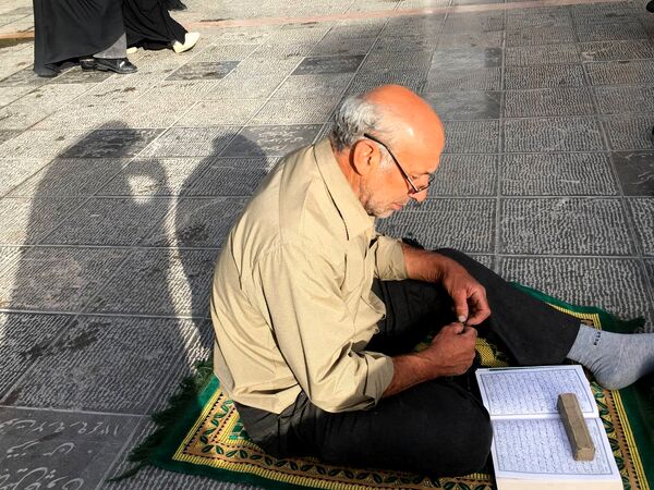 برپایی مراسم دعای عرفه در گلستان شهدای اصفهان