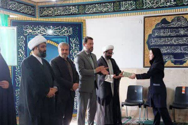 برپایی نماز جماعت مدارس کهریزک با حضور امام جمعه منطقه 
