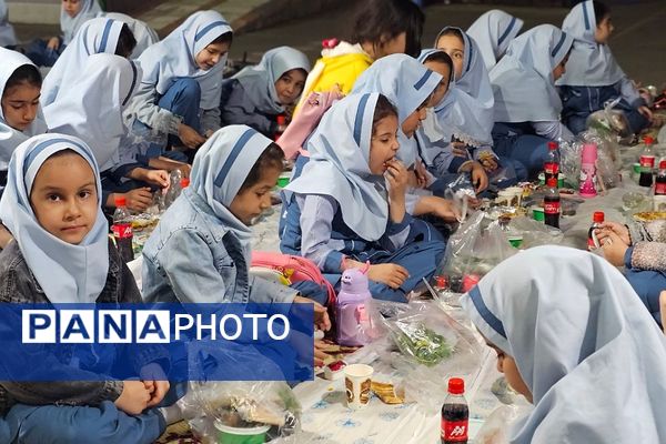 برپایی سفره افطار برای روزه اولی‌ها در دبستان دخترانه ام‌البنین شهرری