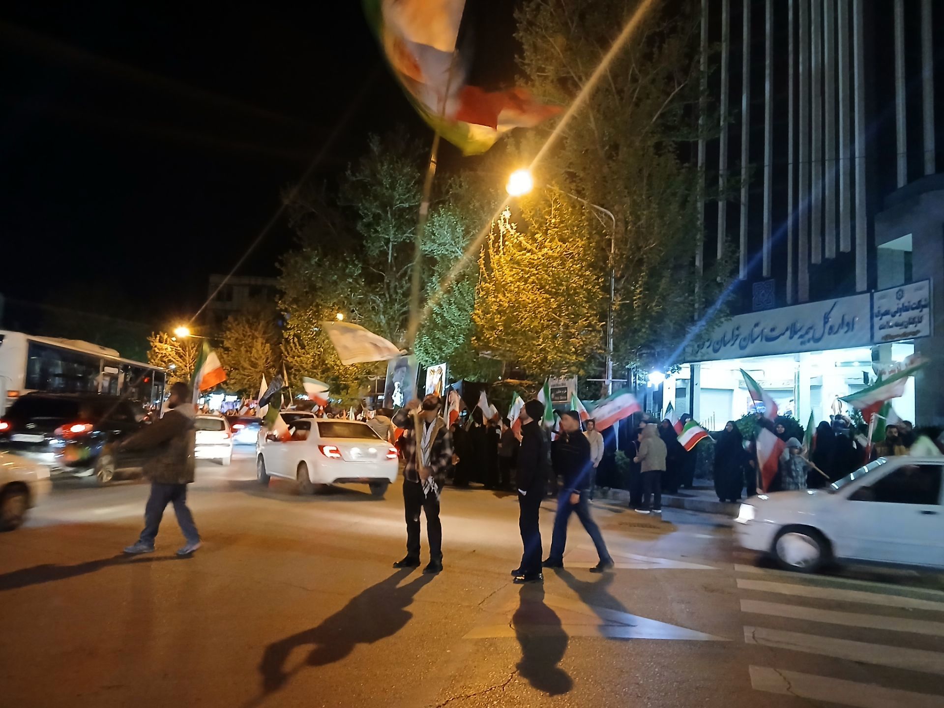 خروش مردم در میادین و تجمعات شبانه همراه با طنین شعار های مهدوی و انقلابی