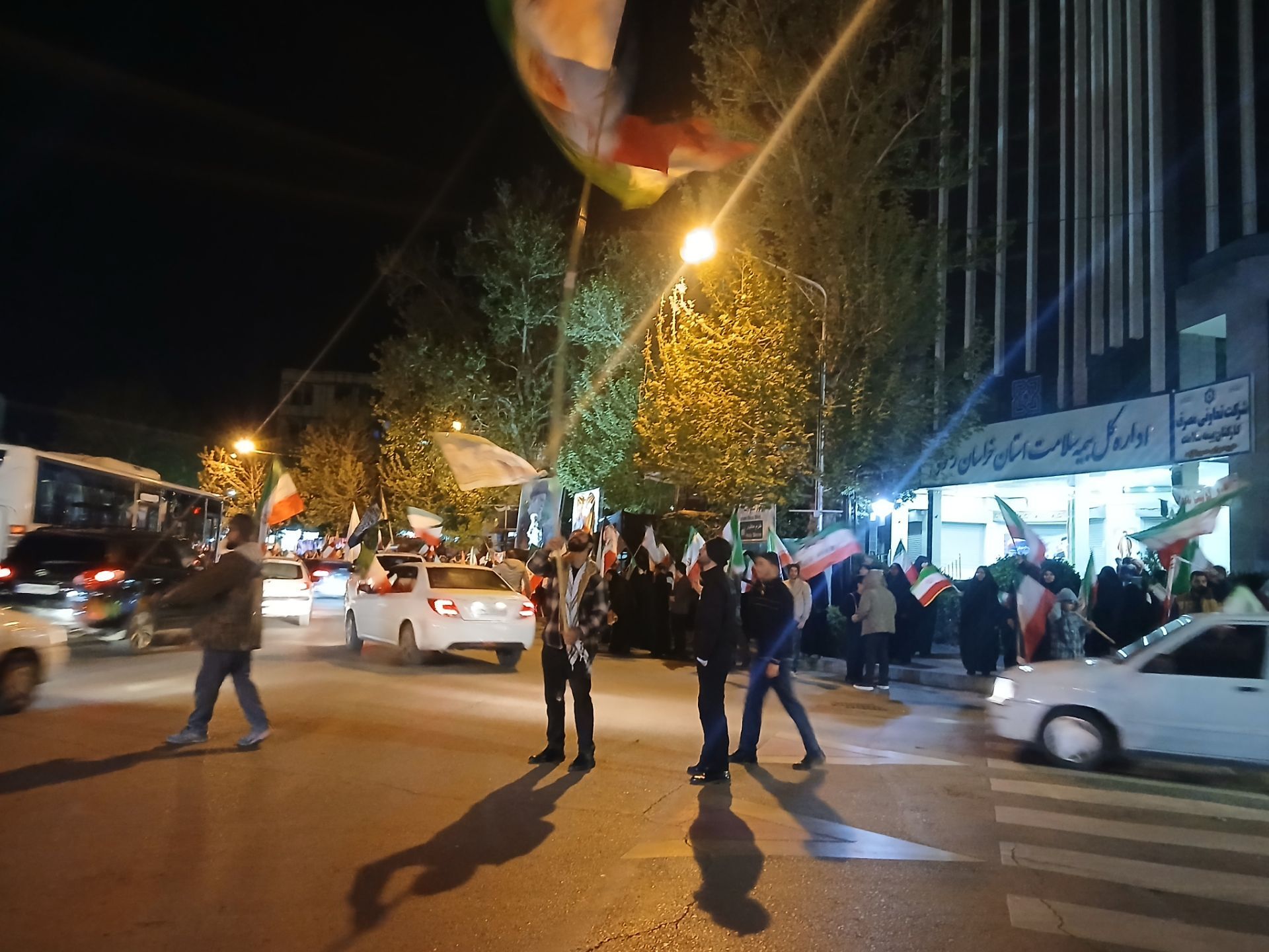 خروش مردم در میادین و تجمعات شبانه همراه با طنین شعار های مهدوی و انقلابی