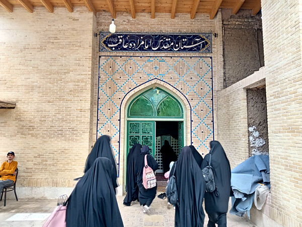 بازدید دانش‌آموزان جعفرآباد از کارگاه گلاب‌گیری روستای «بنابر»