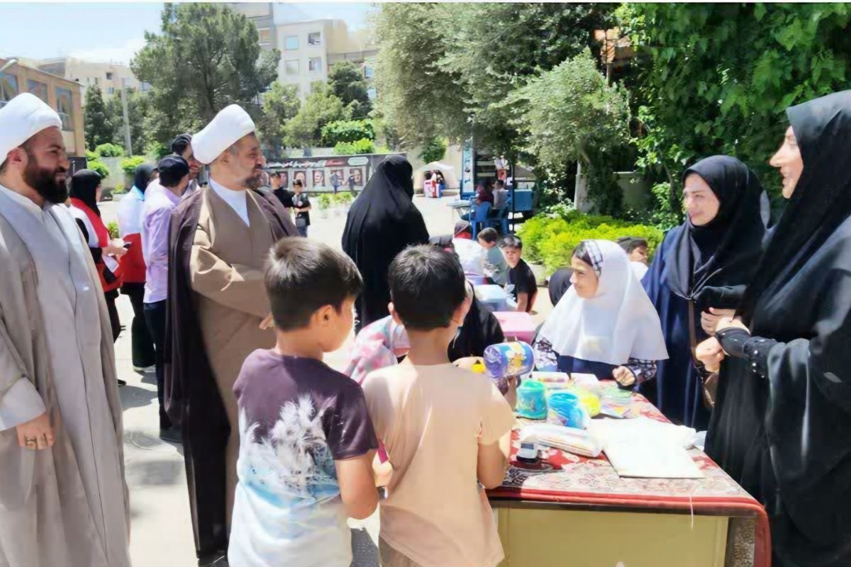 برپایی میز خطاطی و کتابخانه سیار اداره ارشاد به یاد دانش‌آموزان مدرسه شجره طیبه در شهرستان رباط‌کریم