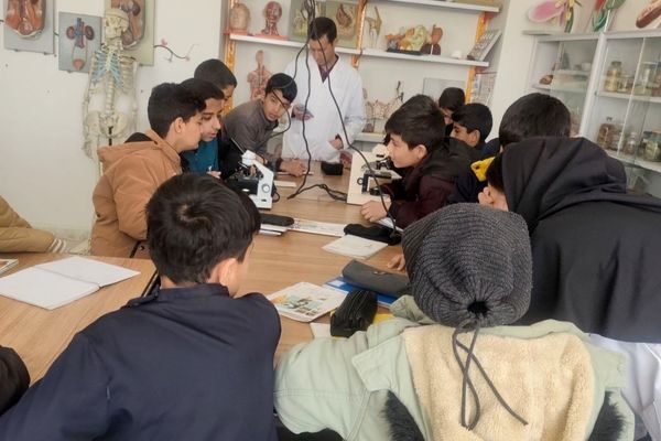 بازدید دانش آموزان مدرسه شهید عامری از پژوهش سرای شهید کاظم نژاد