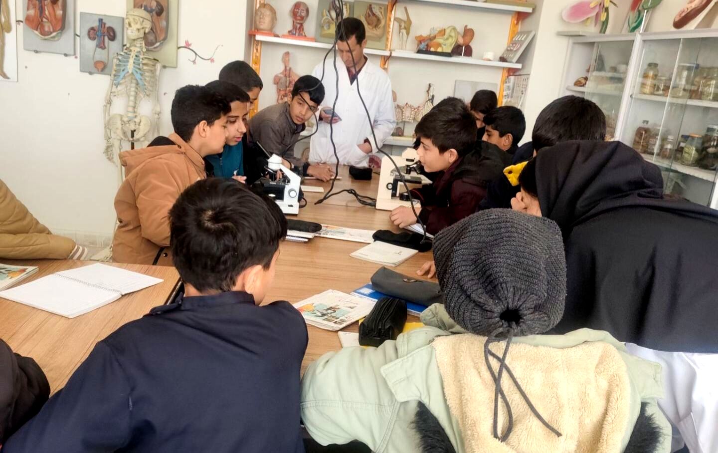 بازدید دانش آموزان مدرسه شهید عامری از پژوهش سرای شهید کاظم نژاد